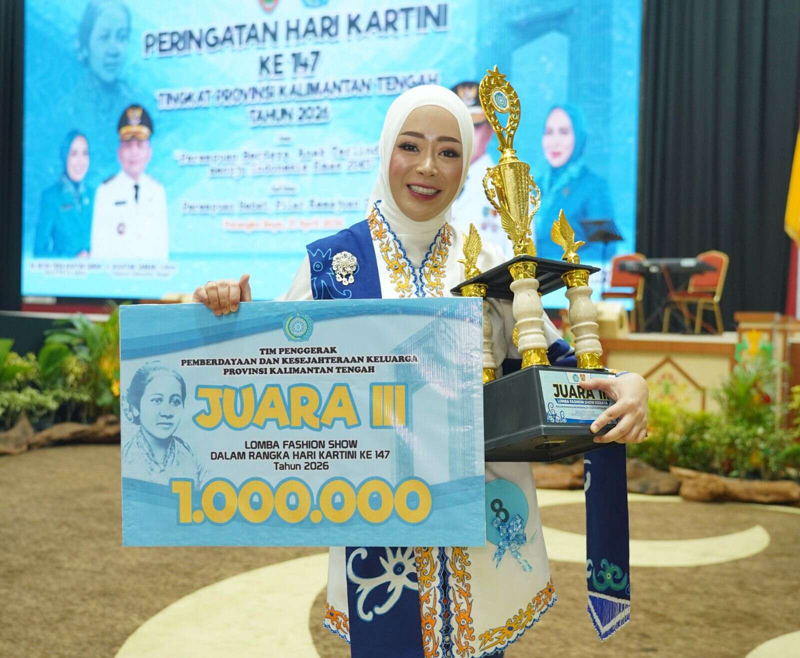 Ketua DWP Disdik Kalteng, Holly Diany Reza Prabowo, Raih Juara III Fashion Show Hari Kartini 2026