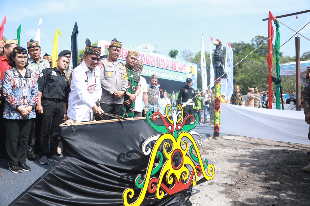 Huma Betang Resmi Dibangun, Gubernur Kalteng Agustiar Sabran Lakukan Tiang Perdana