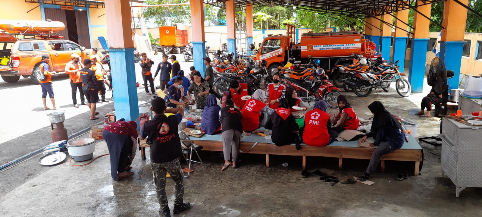 Gubernur Kalteng Dirikan Dapur Umum Bagi Masyarakat Yang Terkena Banjir