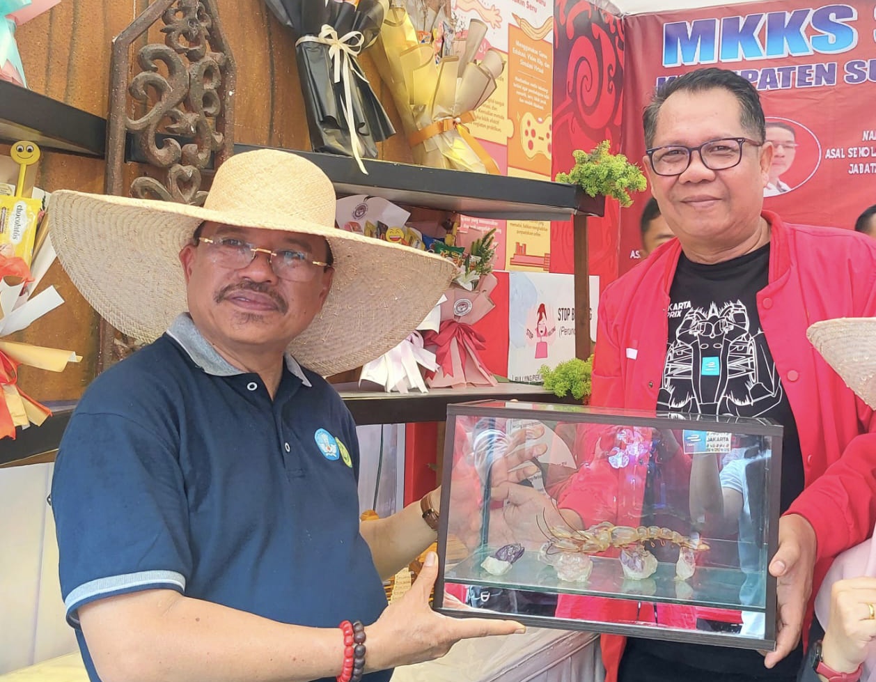 Kepala Dislutkan Prov. Kalteng Darliansjah Apresiasi Kegiatan Pameran dan Kunjungi Beberapa Stand