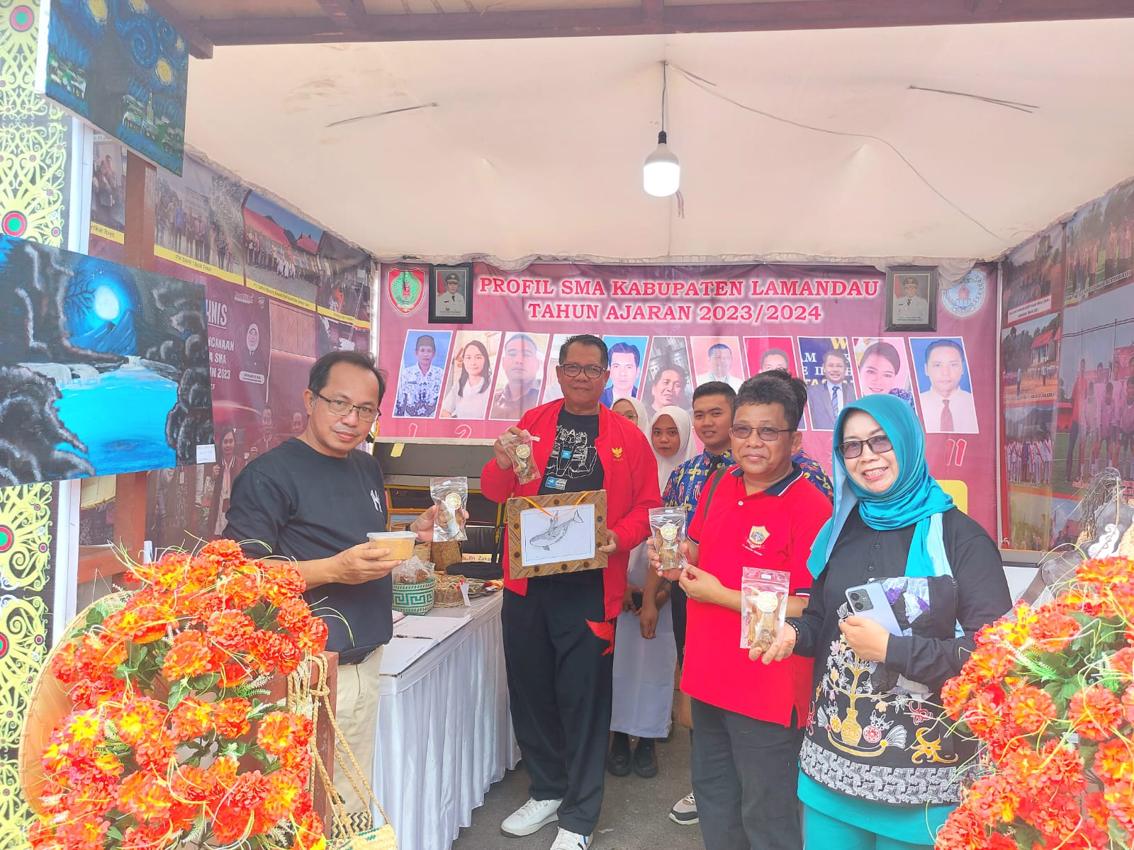 Kepala Dislutkan Prov. Kalteng Darliansjah Apresiasi Kegiatan Pameran dan Kunjungi Beberapa Stand