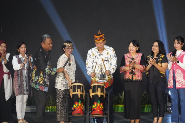 Sahli Yuas Elko Buka Gelar Seni Budaya Kalteng Tahun 2025