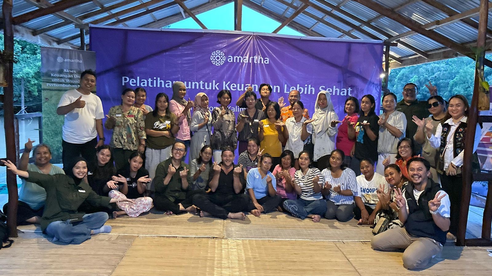 “Bule Dayak” Pulang Kampung dan Kumpulkan Ibu-Ibu Sei Gohong. Misi Besarnya Bikin Perempuan Naik Kelas