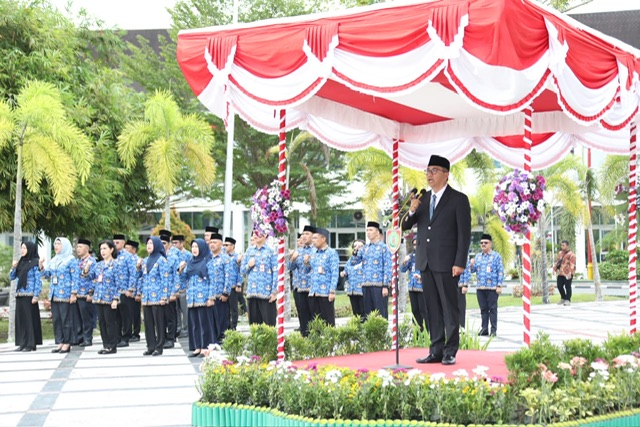 Plt Sekda Leonard S Ampung Pimpin Upacara Peringatan Hari Otonomi Daerah ke XXIX Lingkup Pemprov Kalteng Tahun 2025