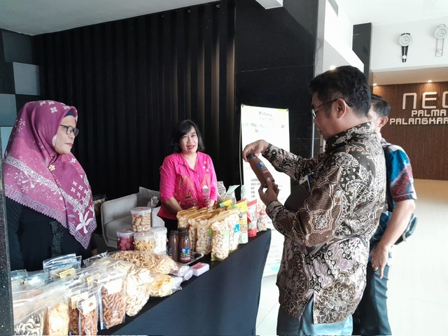 Kepala Diskominfosantik Prov. Kalteng Agus Siswadi Buka Bimtek Platform Digital Kemitraan Bagi Komunitas Informasi Masyarakat