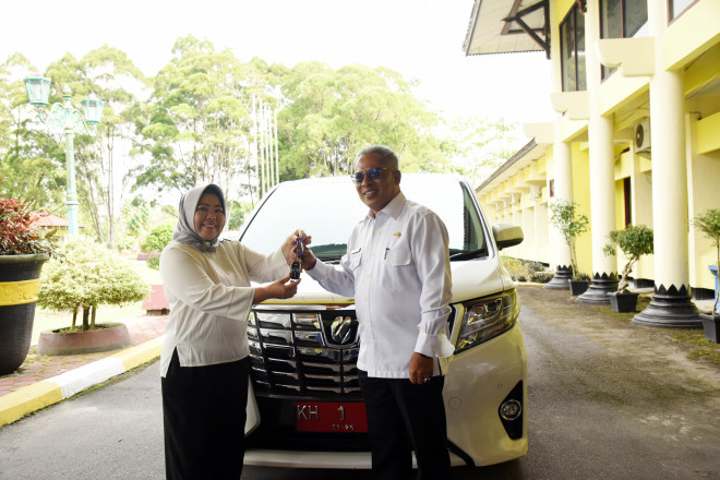 Penyerahan Mobil Dinas KH 1 GU Di Halaman Kantor Bupati Kobar