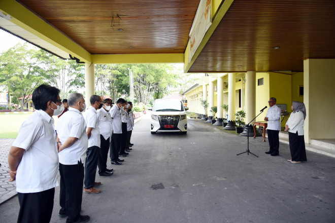 Penyerahan Mobil Dinas KH 1 GU Di Halaman Kantor Bupati Kobar