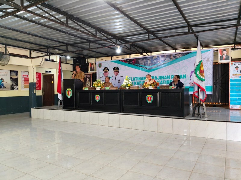 Disdagperin Prov. Kalteng Buka Pelatihan Kerajinan Anyaman Rotan