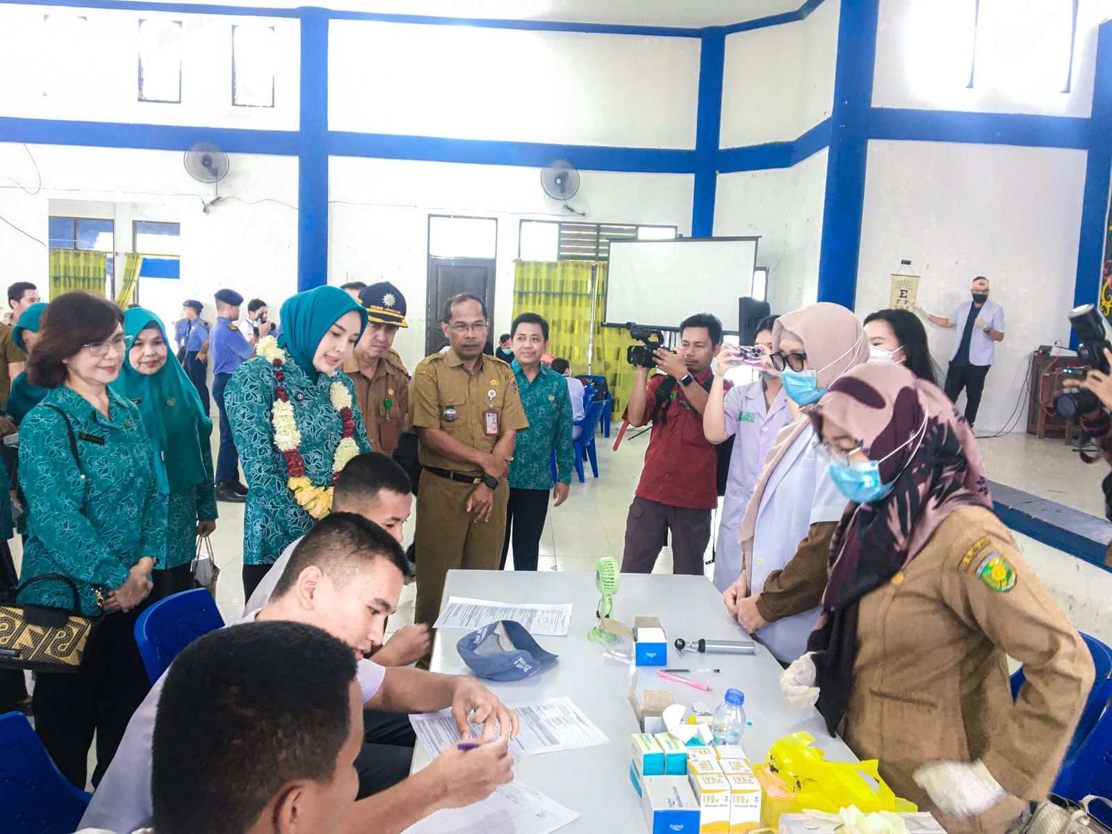 Ketua TP-PKK Prov. Kalteng Aisyah Thisia Agustiar Sabran Tinjau Pelaksanaan CKG Bagi Siswa Serta Pembagian MBG