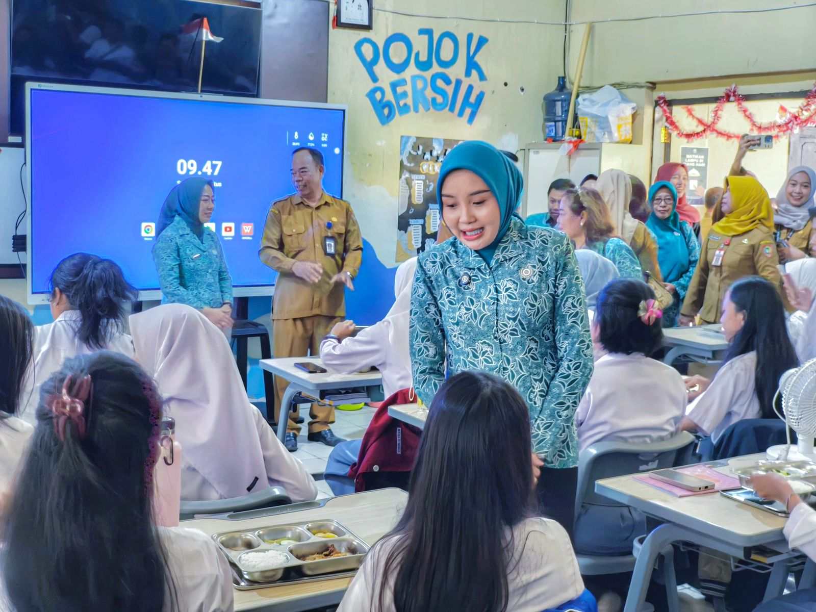 Ketua TP-PKK Prov. Kalteng Aisyah Thisia Agustiar Sabran Tinjau Pelaksanaan CKG Bagi Siswa Serta Pembagian MBG