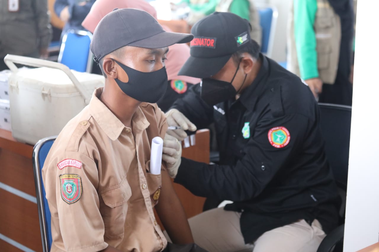 Wagub Kalteng Tinjau Vaksinasi Pelajar di Dadahup, Kapuas
