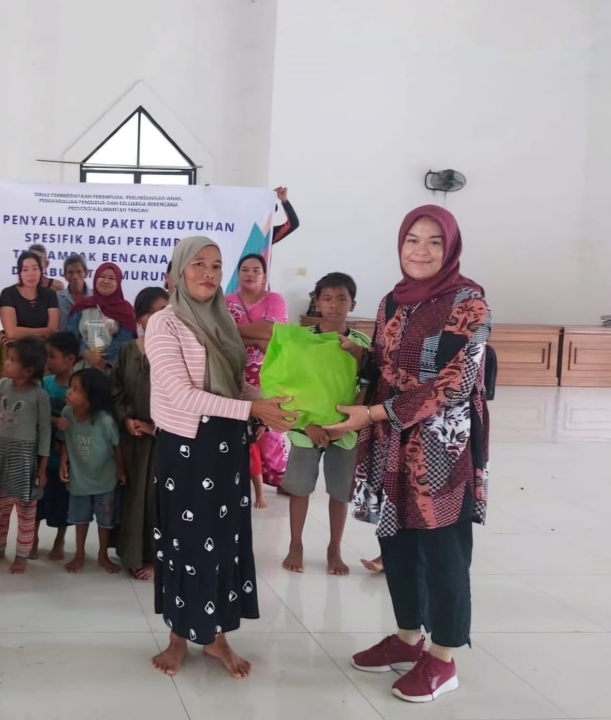 DP3APPKB Prov. Kalteng Laksanakan Penyaluran Paket Bantuan Hhusus Bagi Perempuan yang Terdampak Bencana Banjir