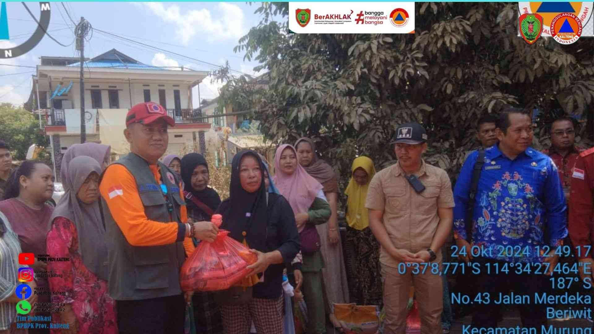 Kepala Pelaksana BPBPK Ahmad Toyib Serahkan Bantuan Logistik dari Gubernur Kalteng Kepada Masyarakat Terdampak Banjir