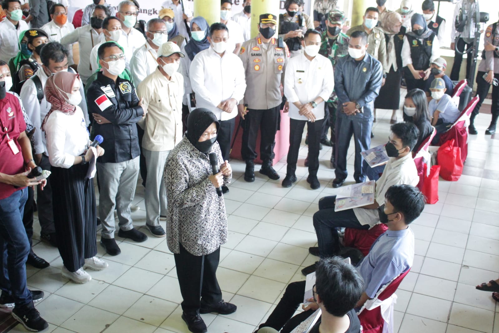Mensos Risma Kunjungi Pengungsian dan Serahkan Bansos