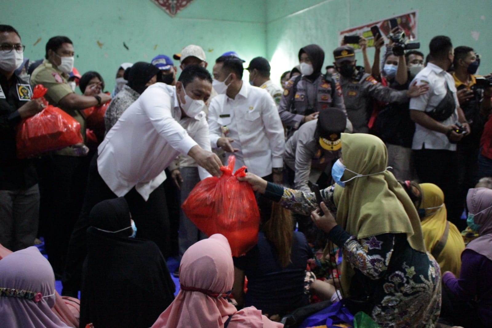 Mensos Risma Kunjungi Pengungsian dan Serahkan Bansos