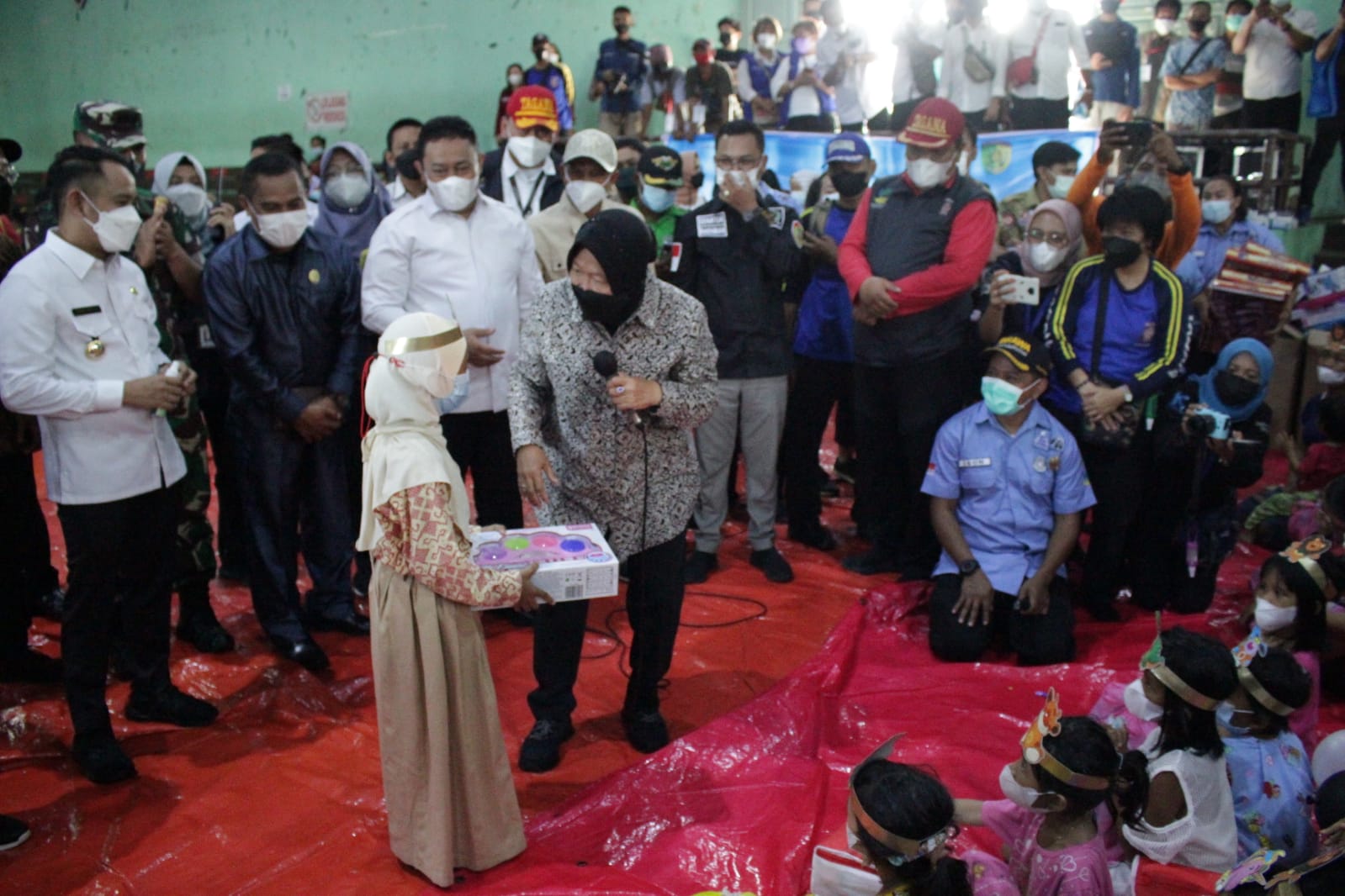 Mensos Risma Kunjungi Pengungsian dan Serahkan Bansos