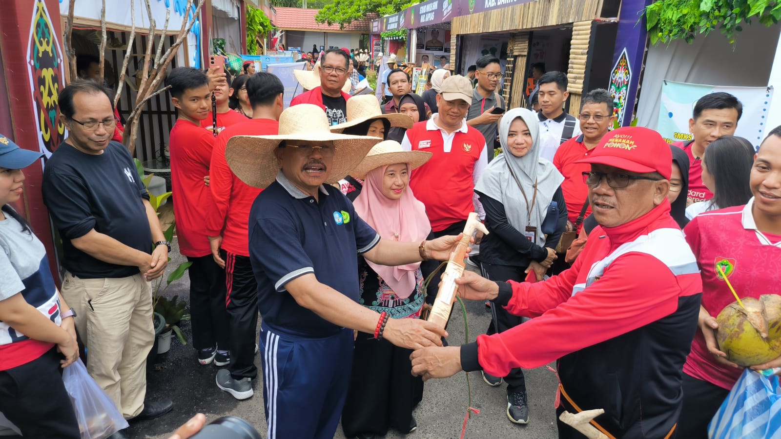 Kepala Badan Kesbangpol Katma F. Dirun Dampingi Sekda Nuryakin Sampaikan Apresiasi Kegiatan Pentas Prestasi Pelajar dan Guru