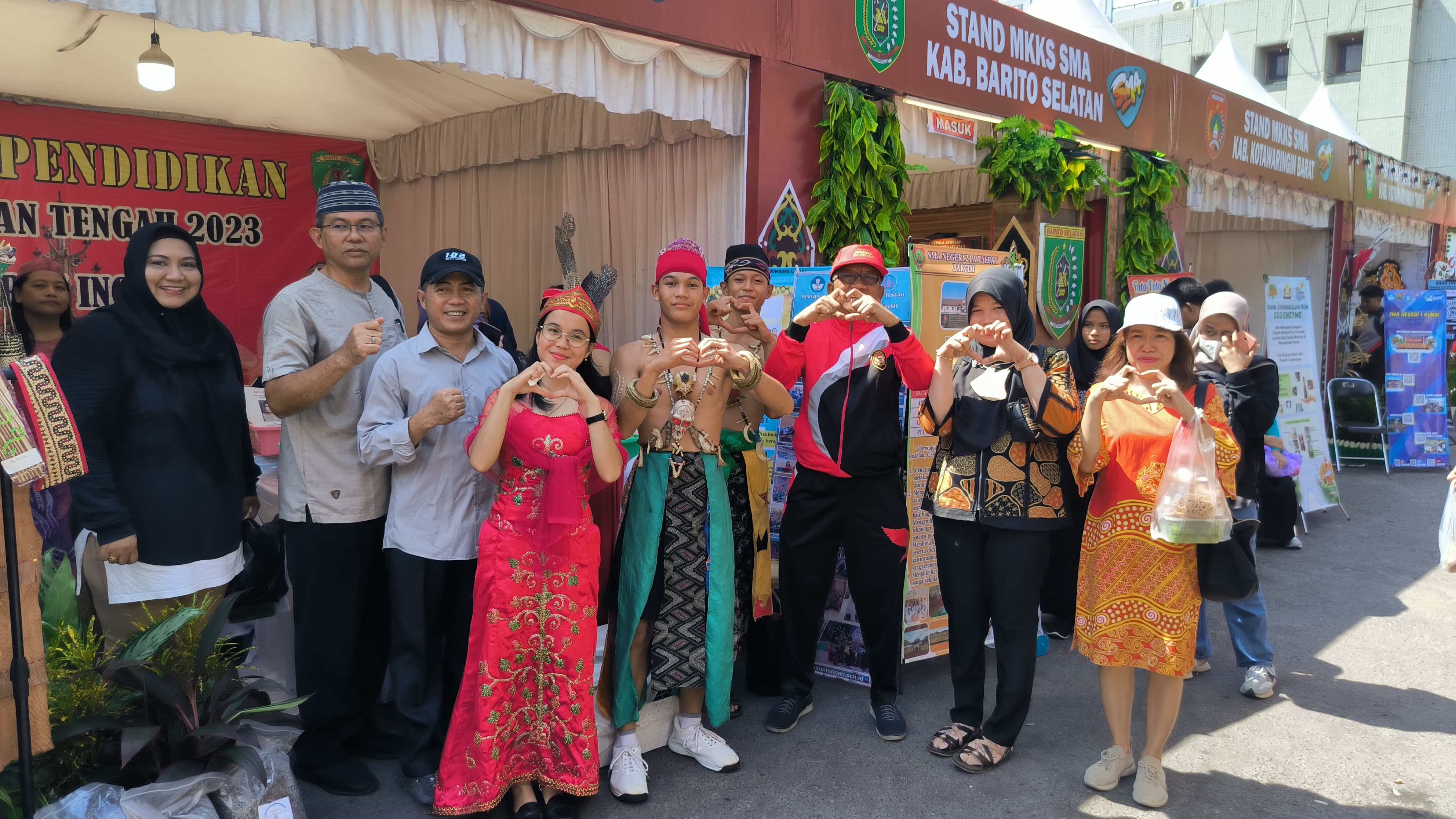 Kepala Badan Kesbangpol Katma F. Dirun Dampingi Sekda Nuryakin Sampaikan Apresiasi Kegiatan Pentas Prestasi Pelajar dan Guru