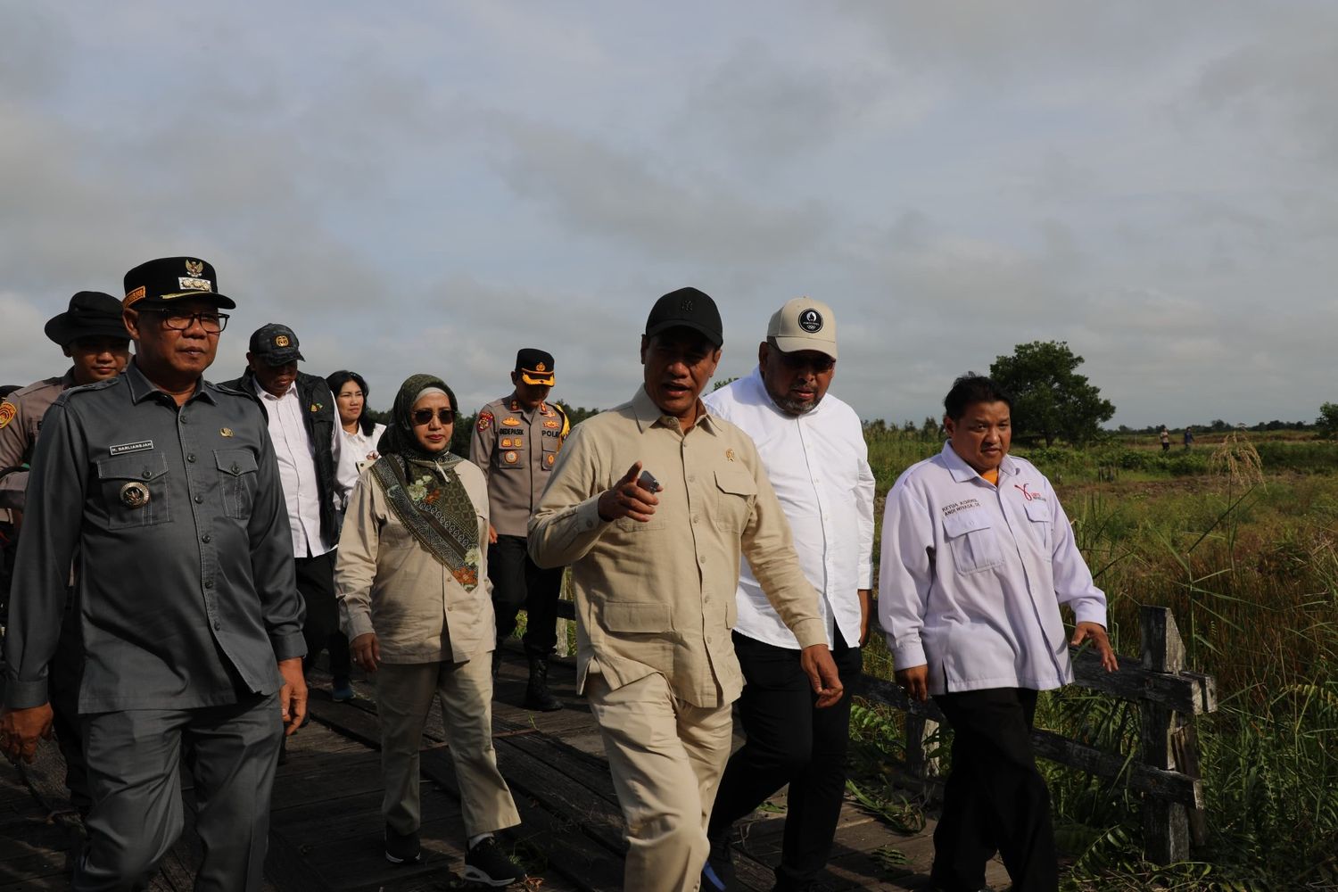 Kadis TPHP Sunarti Dampingi Menteri Pertanian Republik Indonesia H. Andi Amran Sulaiman Kunker ke Lahan Cetak Sawah