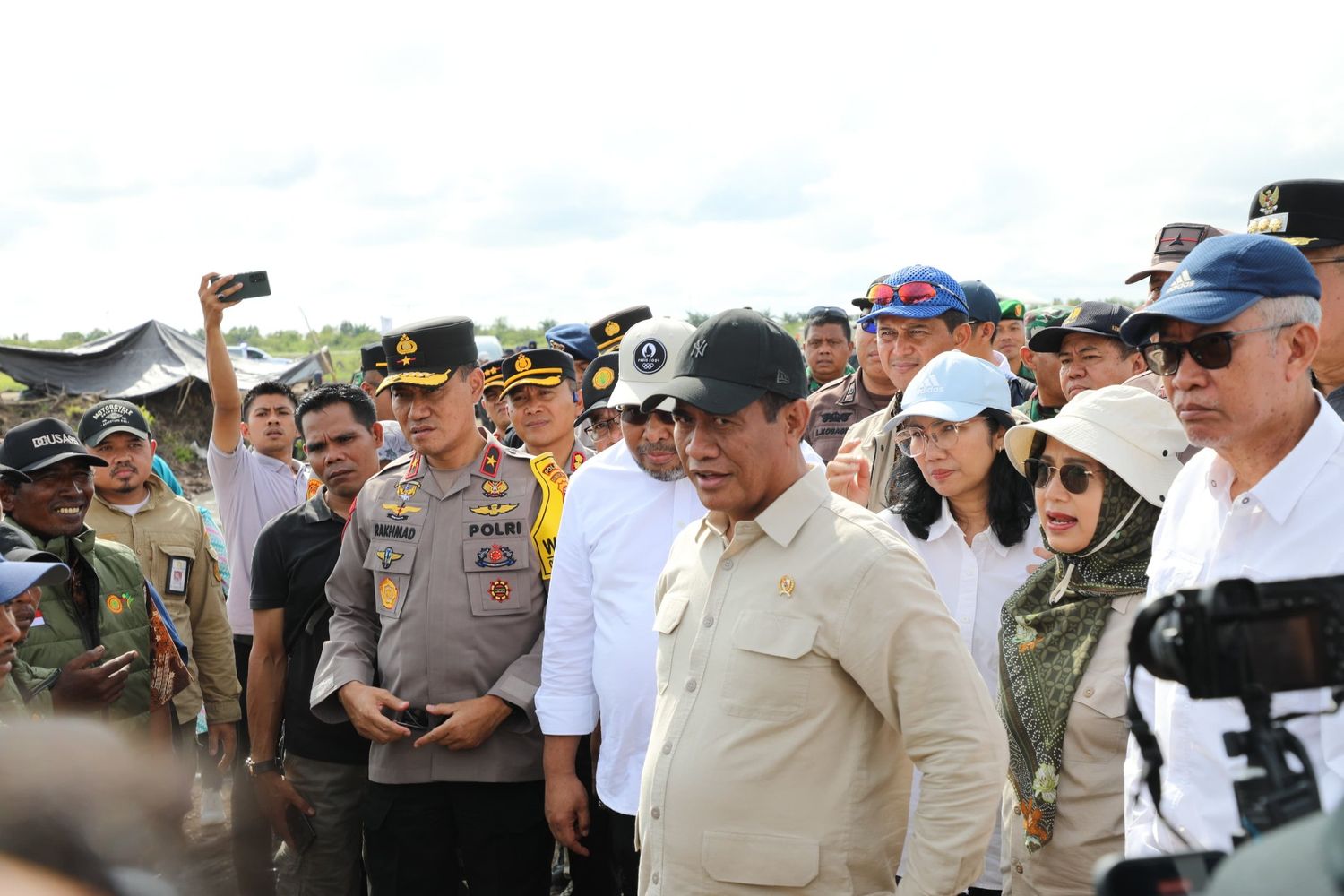 Kadis TPHP Sunarti Dampingi Menteri Pertanian Republik Indonesia H. Andi Amran Sulaiman Kunker ke Lahan Cetak Sawah