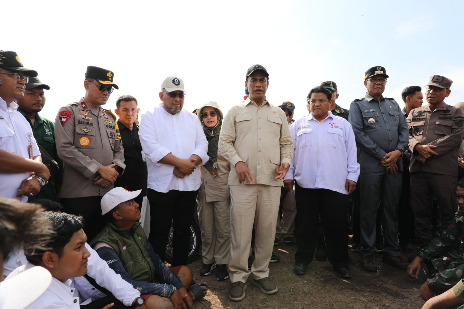 Kadis TPHP Sunarti Dampingi Menteri Pertanian Republik Indonesia H. Andi Amran Sulaiman Kunker ke Lahan Cetak Sawah