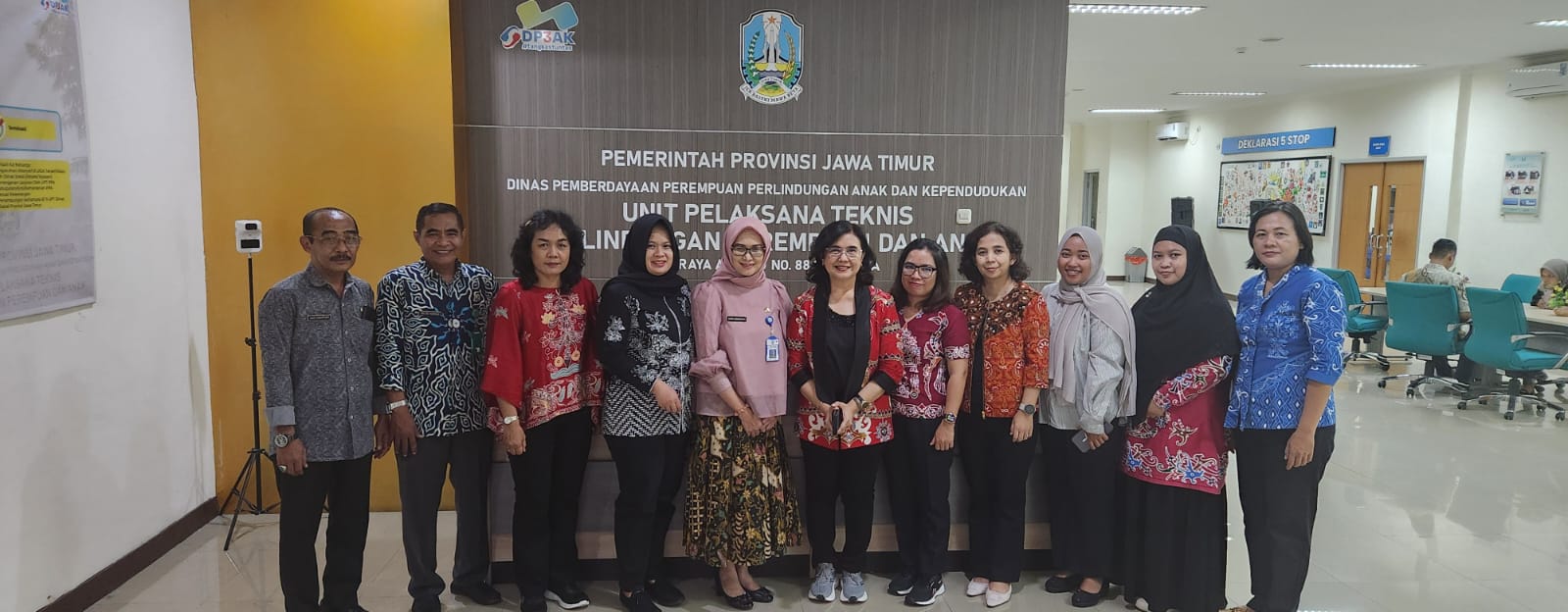 Kepala Dinas P3APPKB Bersama Tim Pelayanan dari UPT PPA Dinas P3APPKB Prov. Kalteng Lakukan Kunjungan Kerja ke Dinas P3APPKB Prov. Jatim dan UPT PPA Prov. Jatim