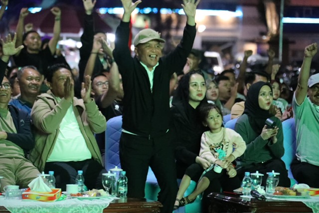 Gubernur Kalteng Agustiar Sabran Bersama Wagub Kalteng Edy Pratowo Nobar Kualifikasi Piala Dunia 2026 Round 3 Timnas Indonesia vs Bahrain di Bundaran Besar