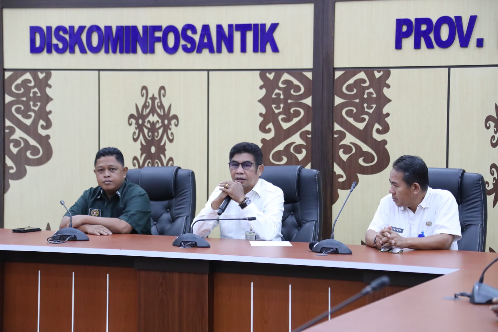 Kepala Diskominfosantik Prov. Kalteng Agus Siswadi Didampingi Sekretaris PWI Kalteng Ika Lelunu Serahkan Tali Asih Kepada PPNPN