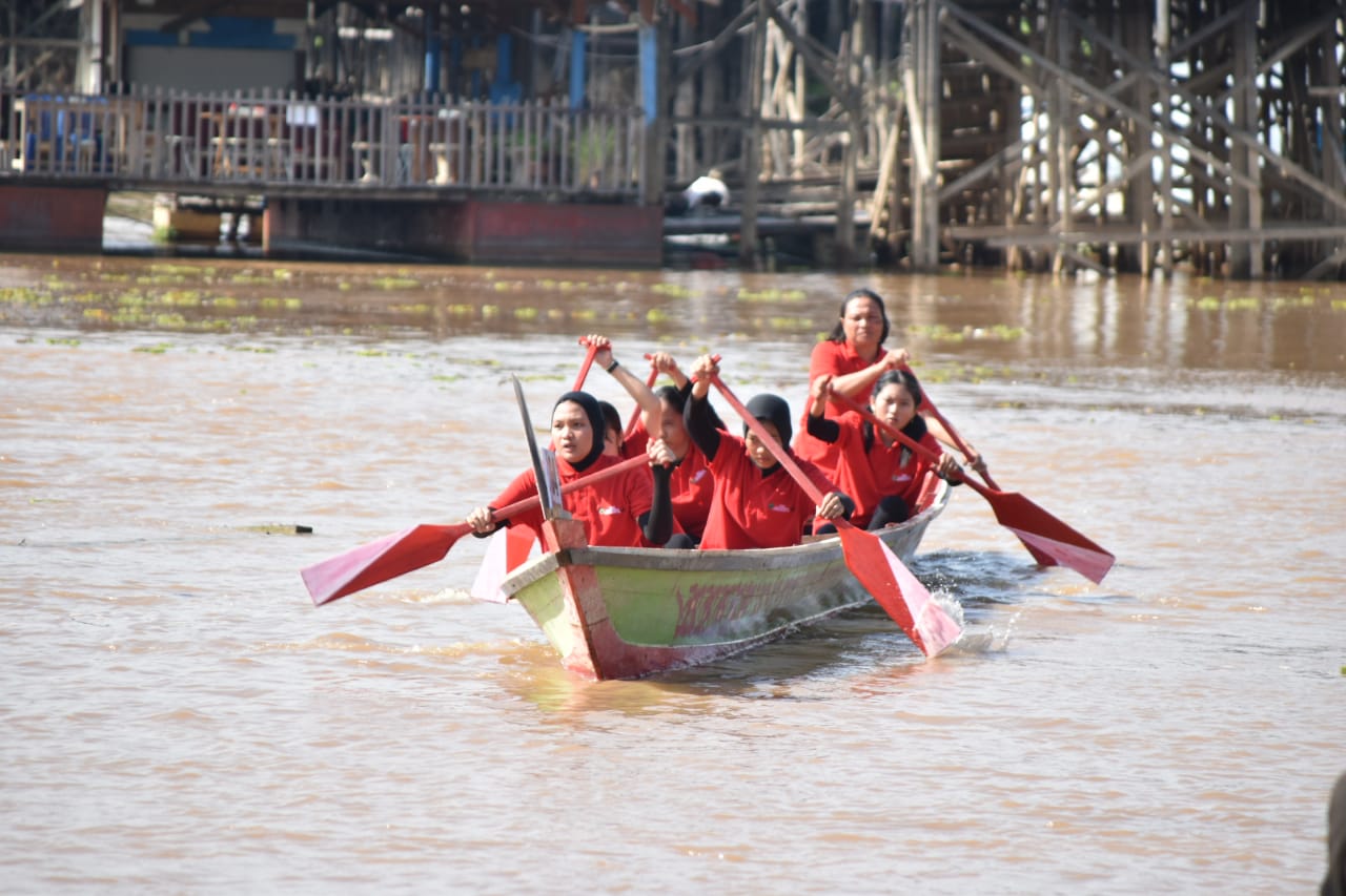 Lomba Jukung Tradisional Pada Festival Budaya Isen Mulang Tahun 2023