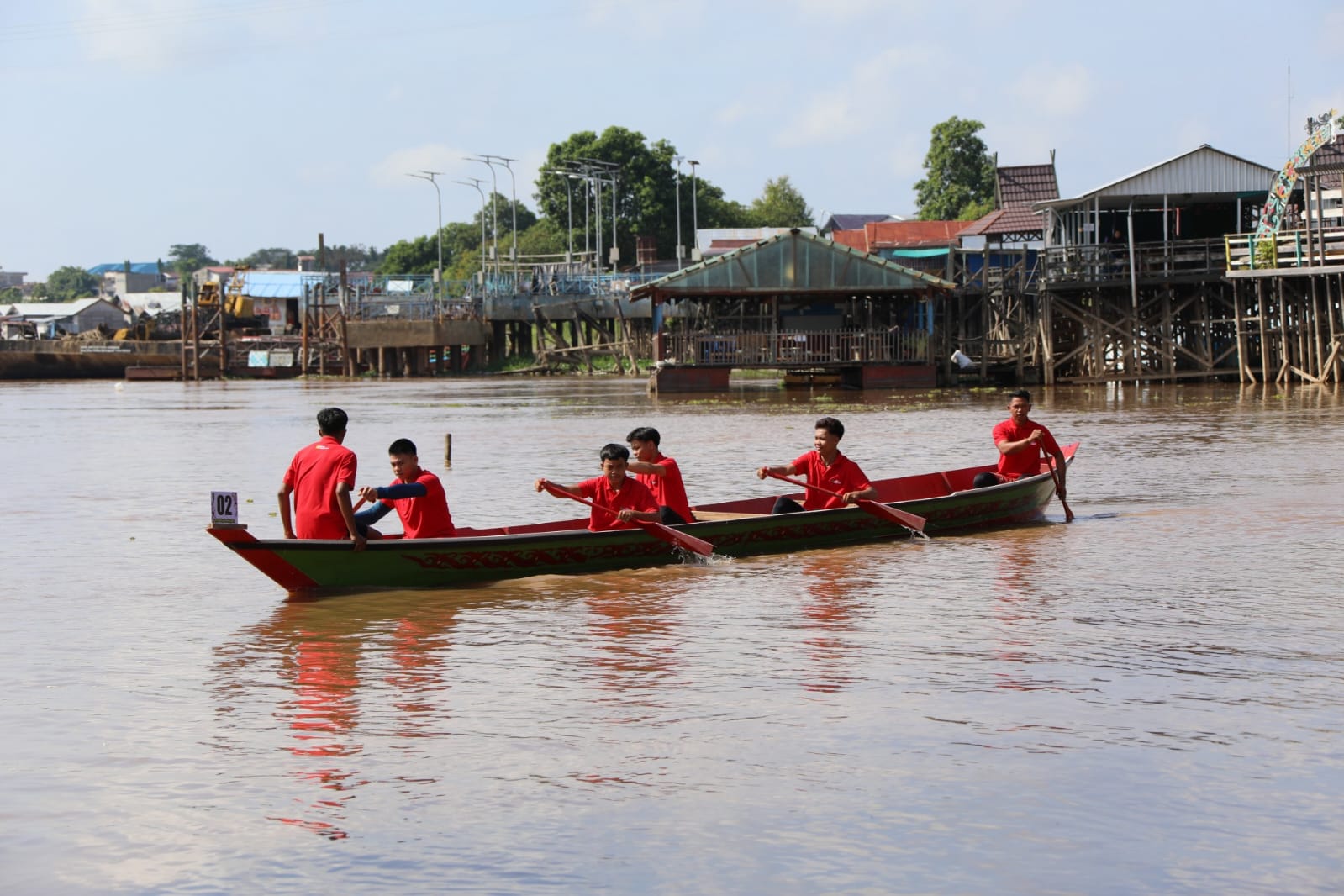 Lomba Jukung Tradisional Pada Festival Budaya Isen Mulang Tahun 2023