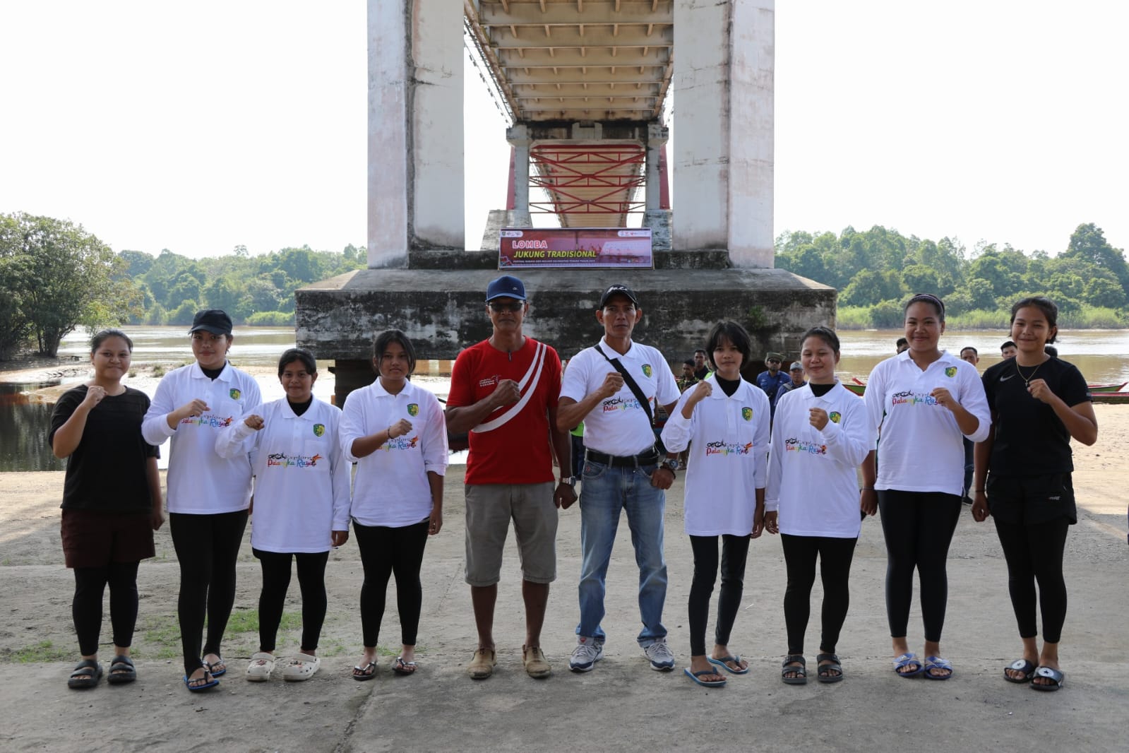 Lomba Jukung Tradisional Pada Festival Budaya Isen Mulang Tahun 2023