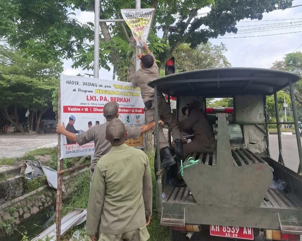 Satpol PP Prov. Kalteng Menertibkan Sejumlah Media Luar