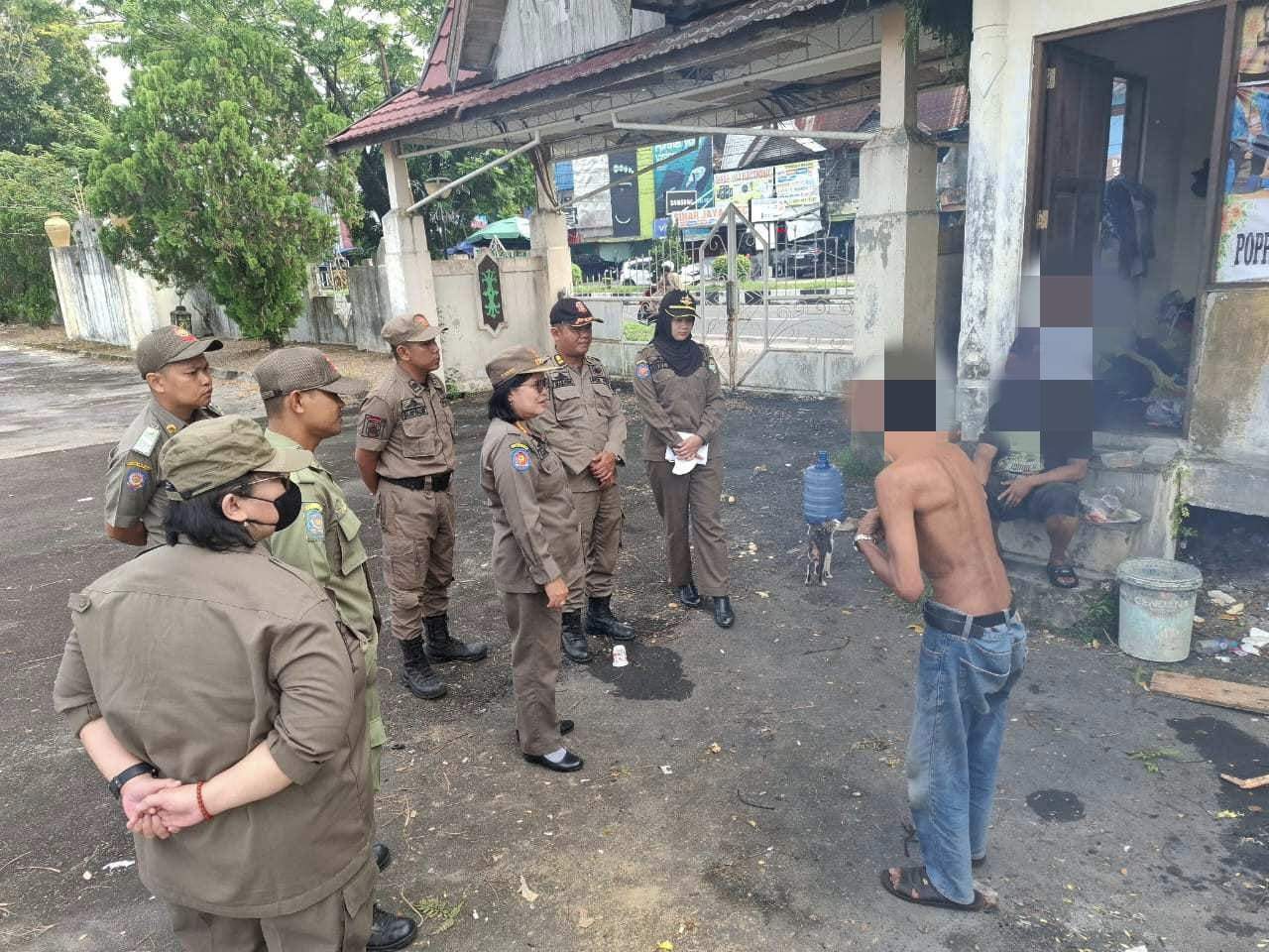 Satpol PP Prov. Kalteng Menertibkan Sejumlah Media Luar