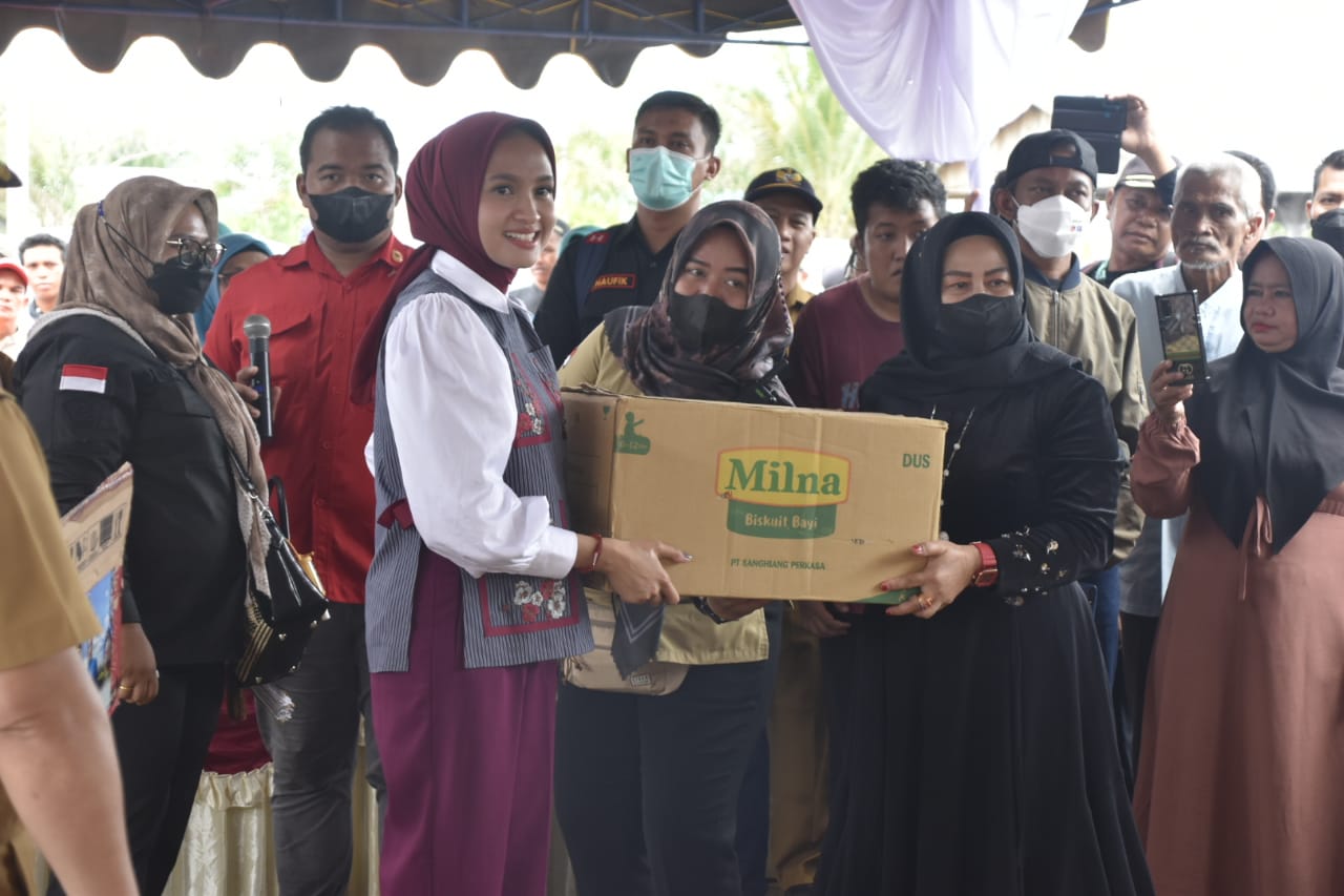 Ketua TP PKK Ivo Sugianto Sabran Serahkan Bantuan Makanan Tambahan Untuk Anak Di Kecamatan Hanau