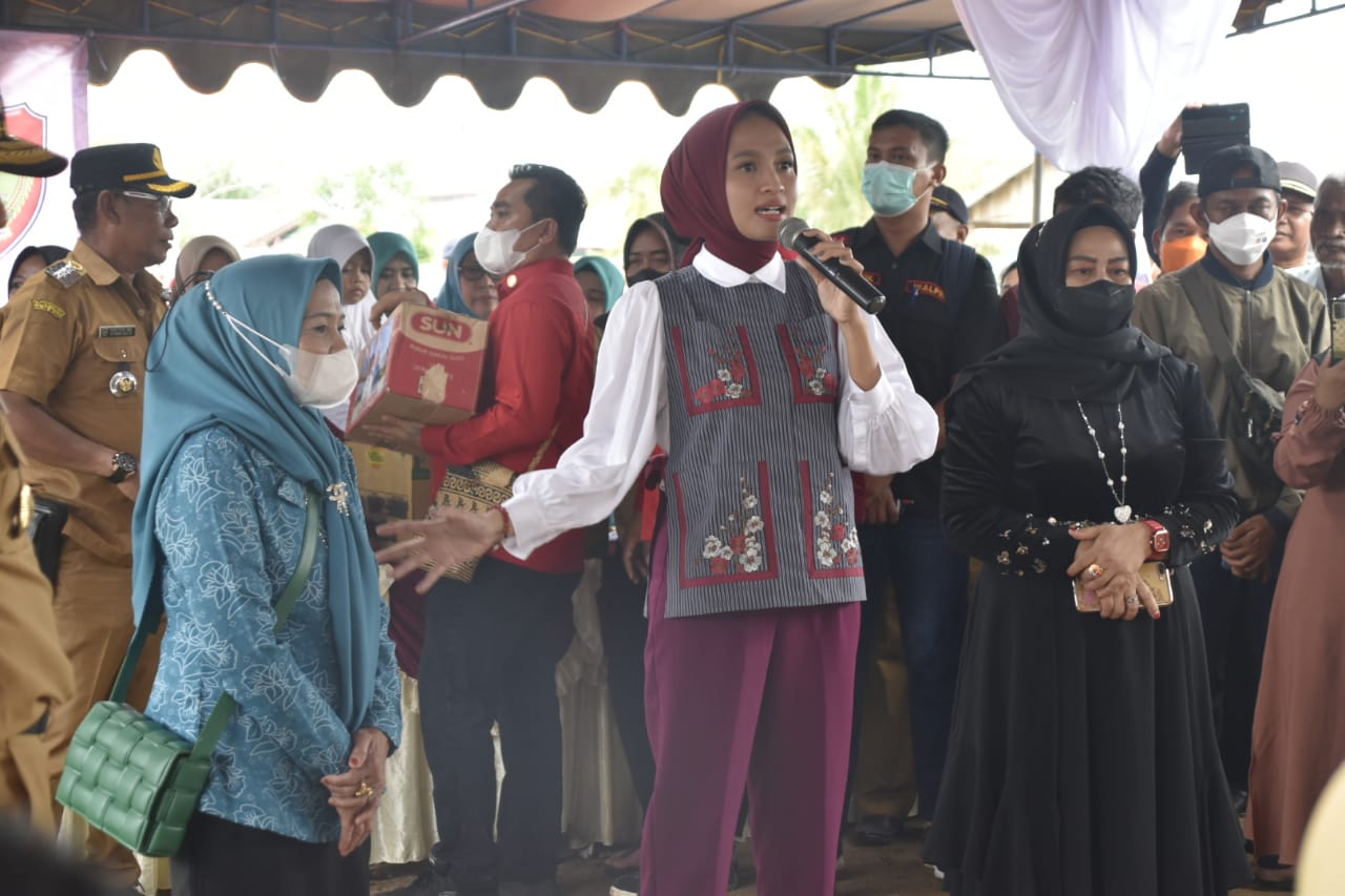 Ketua TP PKK Ivo Sugianto Sabran Serahkan Bantuan Makanan Tambahan Untuk Anak Di Kecamatan Hanau