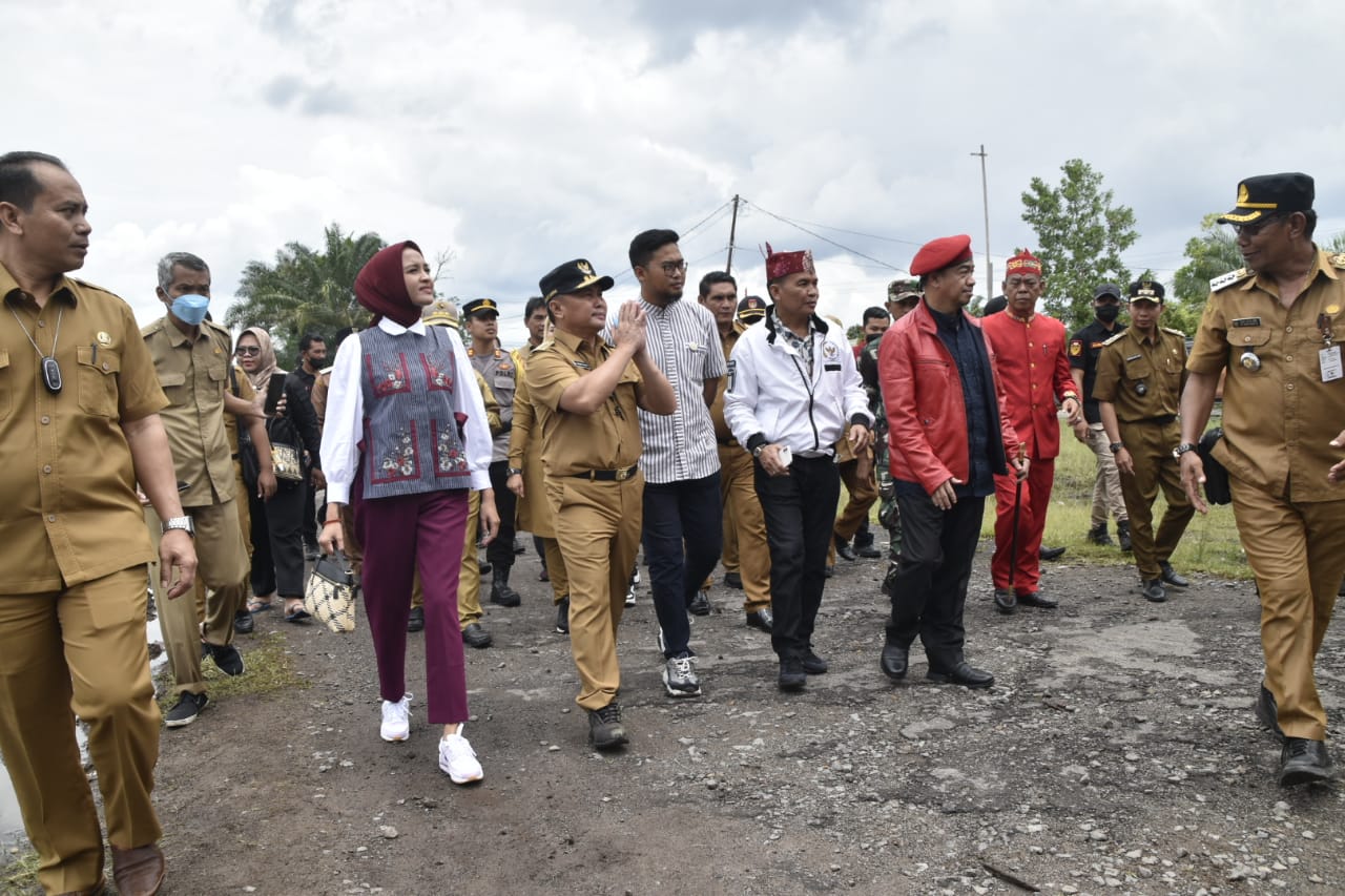 Ketua TP PKK Ivo Sugianto Sabran Serahkan Bantuan Makanan Tambahan Untuk Anak Di Kecamatan Hanau