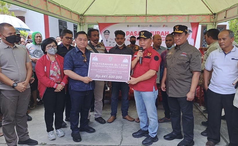 Gubernur Kalteng Serahkan Secara Simbolis BLT BBM Bagi Pelaku Usaha Perikanan