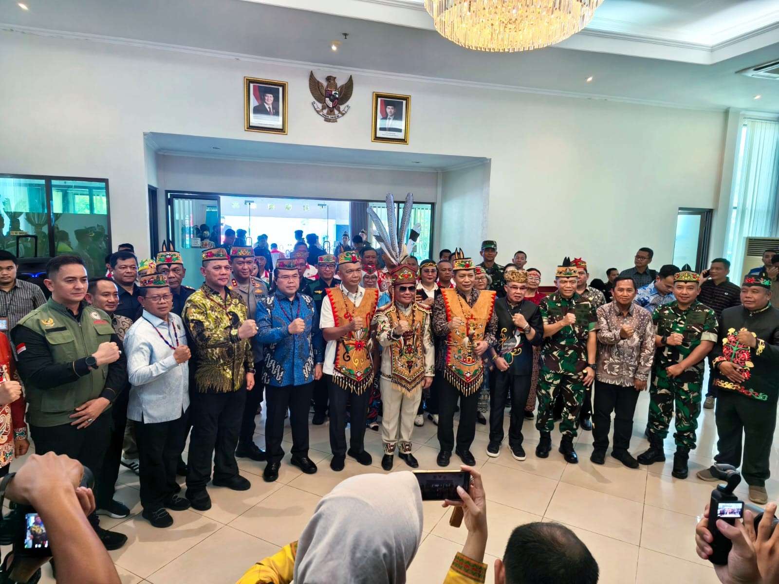 Kunjungan Kerja Menkop RI Ferry Joko Juliantono Bersama JAM-Intel RI Reda Manthovani Disambut dengan Prosesi Adat Dayak