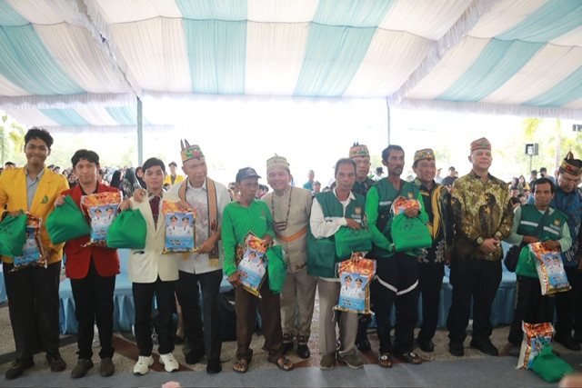 Gubernur Kalteng Agustiar Sabran Beri Paket Sembako Gratis Sebagai Bentuk Kepedulian dan Perhatian Nyata Pemprov Kalteng Terhadap Kebutuhan Pokok Masyarakat