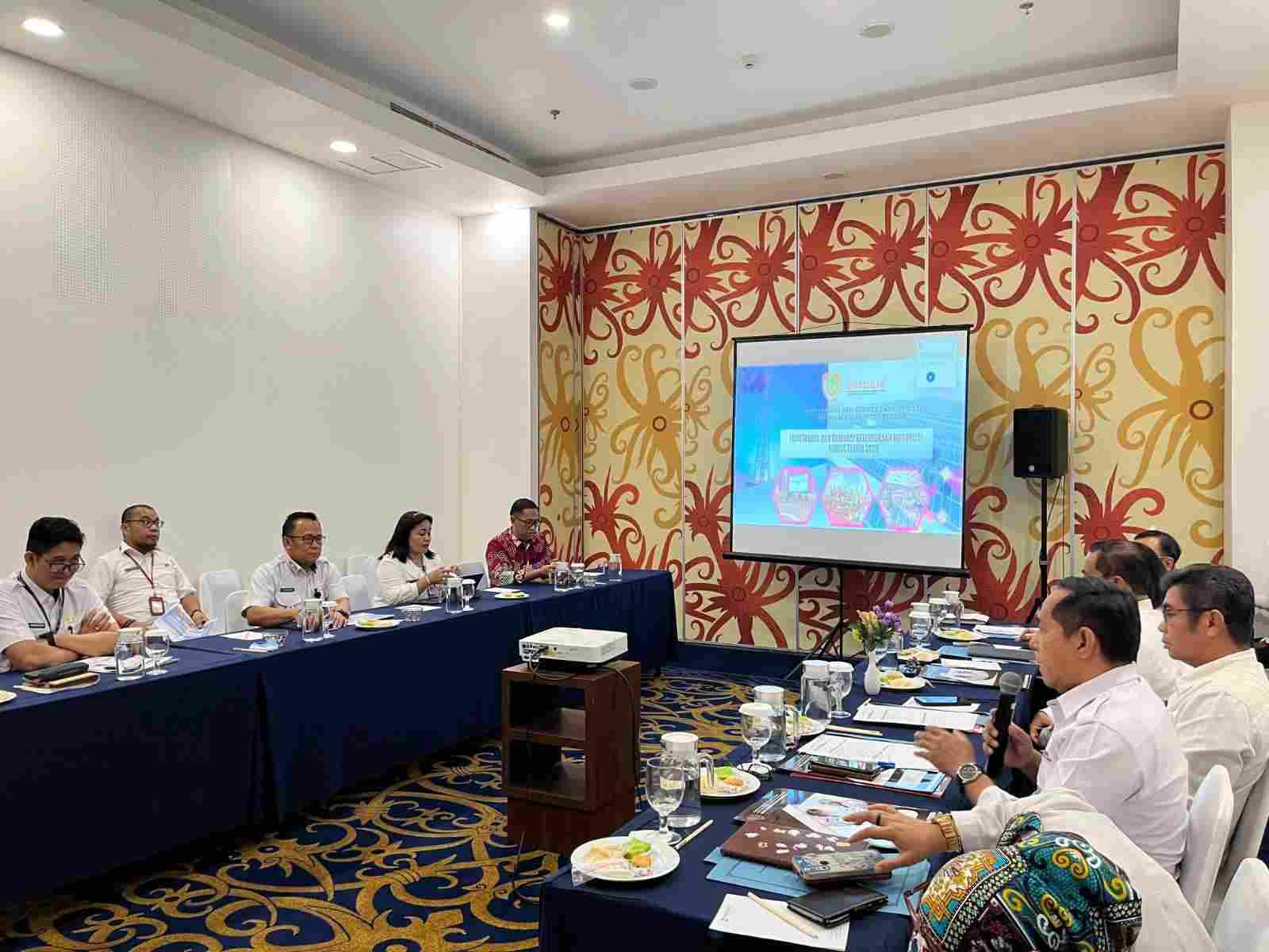 Kepala DESDM Prov.Kalteng Sampaikan Presentasi Dalam Monev Keterbukaan Informasi Publik Prov. Kalteng
