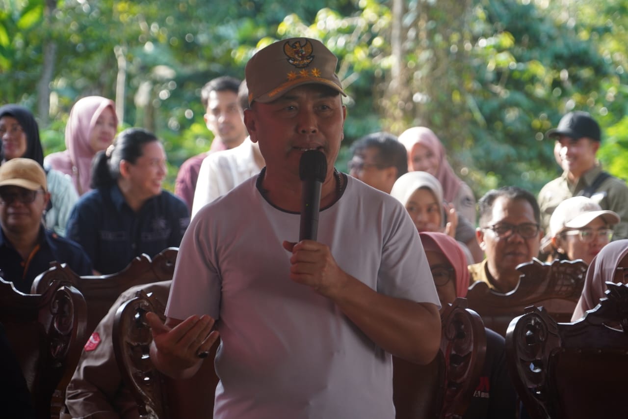 Gubernur Sugianto Sabran dan Wagub Edy Pratowo Buka Pasar Penyeimbang yang Berlokasi di Kantor Camat Jabiren