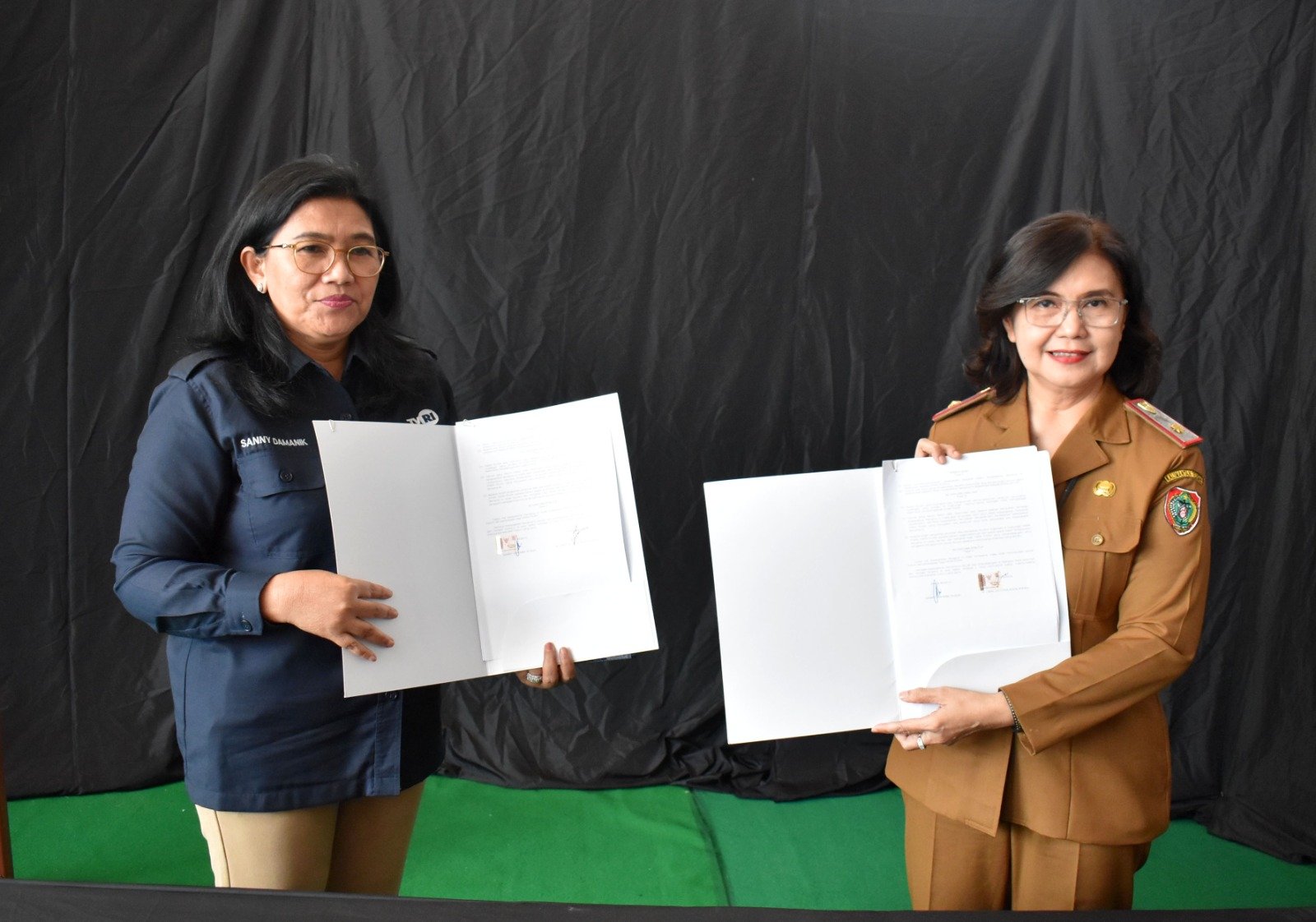 Kepala DP3APPKB Prov. Kalteng dengan Kepala Stasiun TVRI Kalteng Lakukan Penandatanganan Nota Kesepakatan Tentang Produksi dan Penyiaran