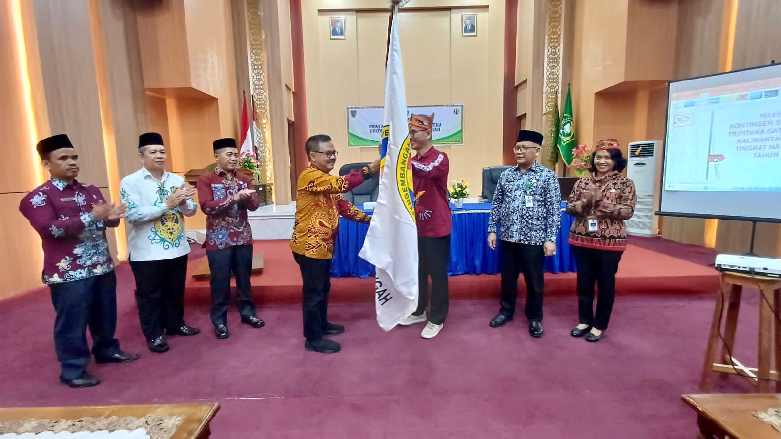 Sahli Herson B. Aden Lepas Kontingen Swayamvara Tripitaka Gatha XI Prov. Kalteng ke Magelang
