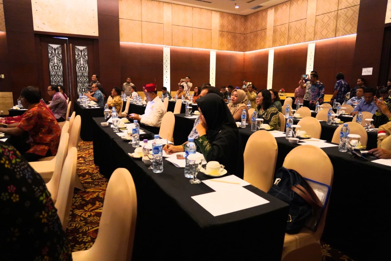 Asisten Ekbang Sri Widanarni Buka Uji Publik Terhadap Draft Naskah Akademik Raperda Provinsi Kalteng