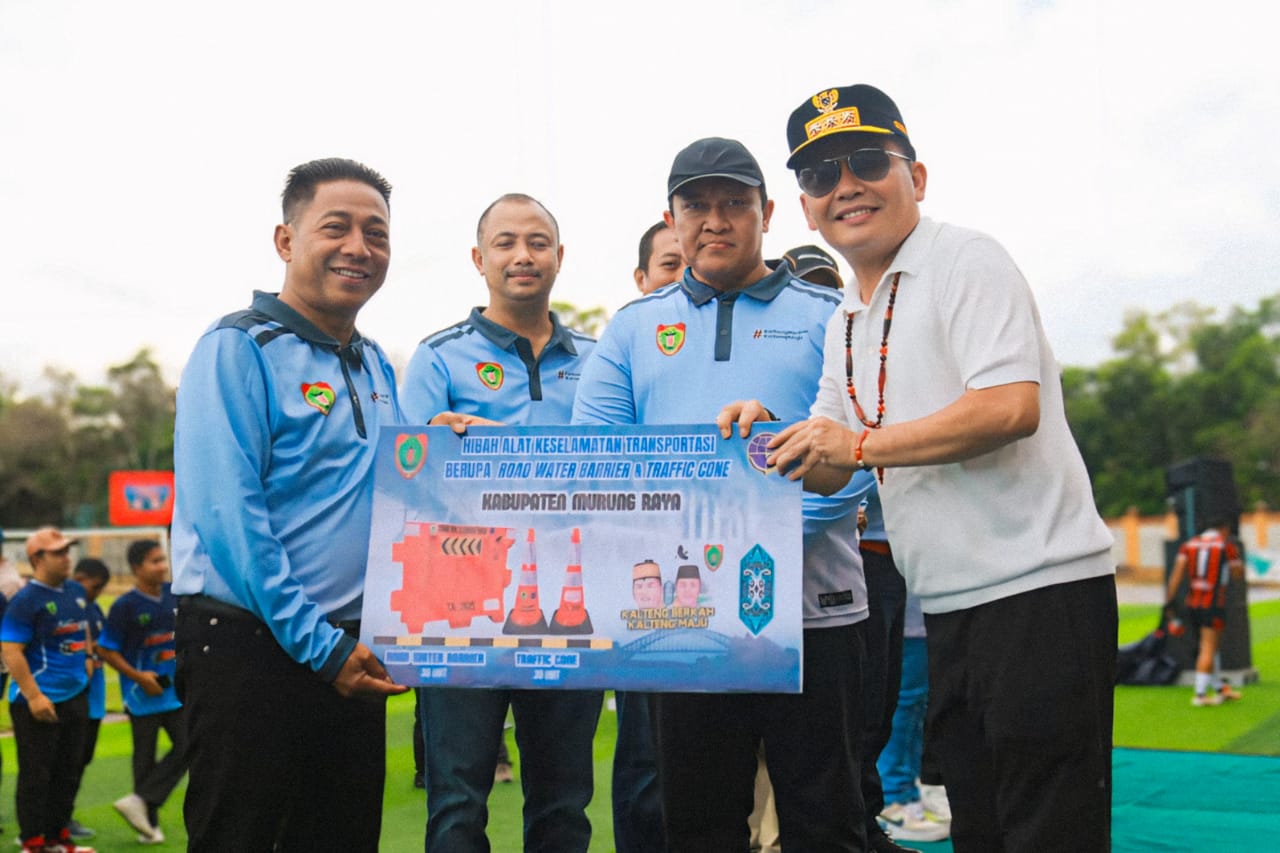 Gubernur Kalteng Agustiar Sabran Bersama Wagub Kalteng Edy Pratowo Buka Babak Final Turnamen Sepak Bola Gubernur Cup 2025