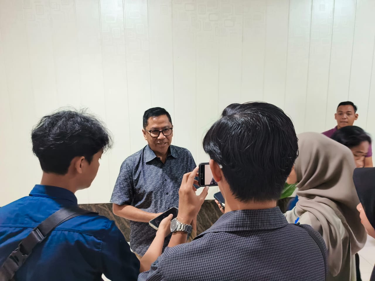 Plt Sekda Leonard S Ampung Pimpin Rakor Percepatan Penanganan Darurat Bencana Banjir di Provinsi Kalteng