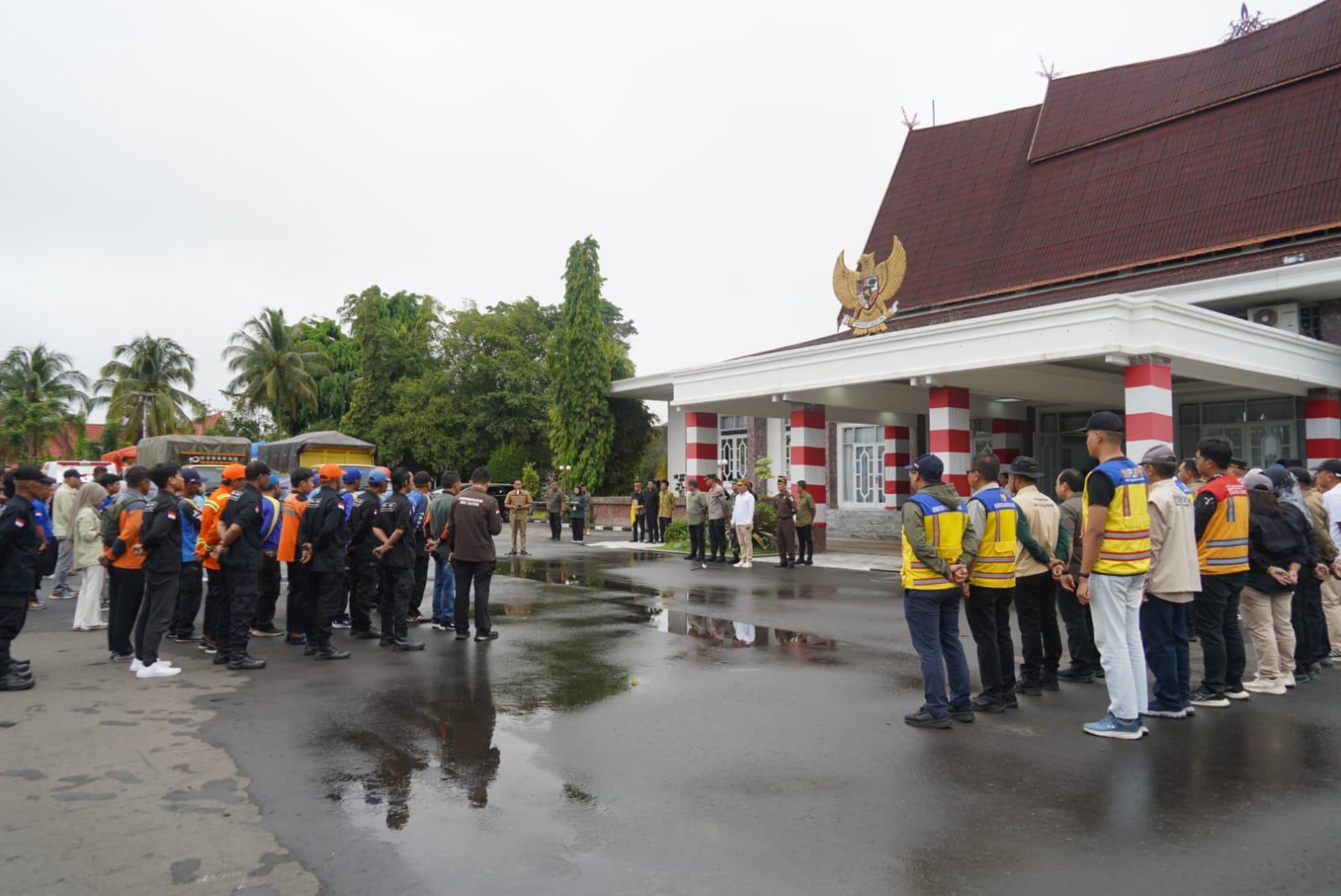 Gubernur Kalteng Agustiar Sabran Lepas Bantuan Darurat Bencana Banjir