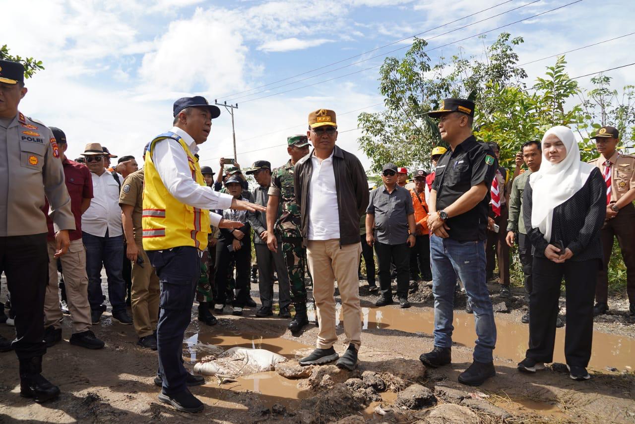 Gubernur Kalteng Agustiar Sabran Meninjau Jalan rusak Akibat Banjir