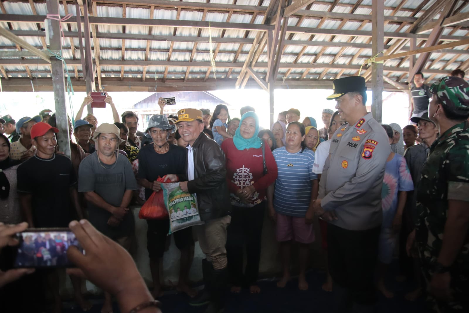 Gubernur Kalteng Agustiar Sabran Meninjau Jalan rusak Akibat Banjir