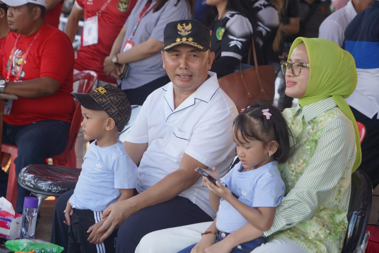 Gubernur Kalteng Sugianto Sabran Didampingi Ketua TP PKK Prov. Kalteng Ivo Sugianto Sabran Saksikan Pertandingan Cabang Olahraga PORPROV XII 2023